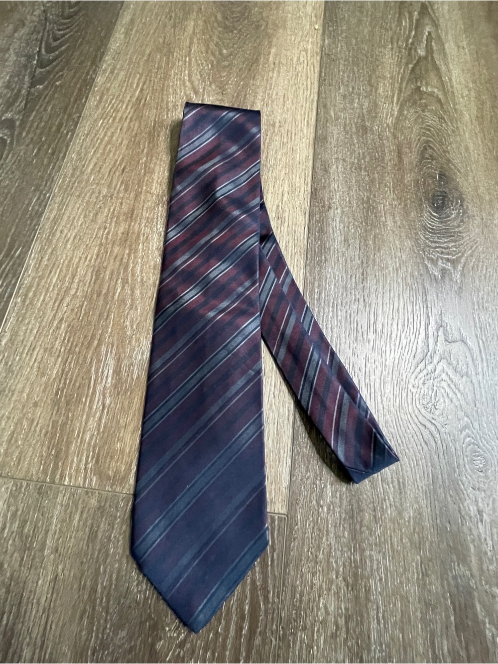 HUGO BOSS NAVY BLUE, PURPLE STRIPED 100% SILK SKINNY NECKTIE MADE IN ITALY